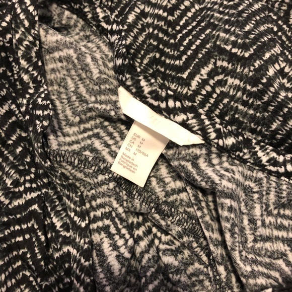 1[H&M] Medium black and white top 3/4 sleeve - Picture 4 of 4